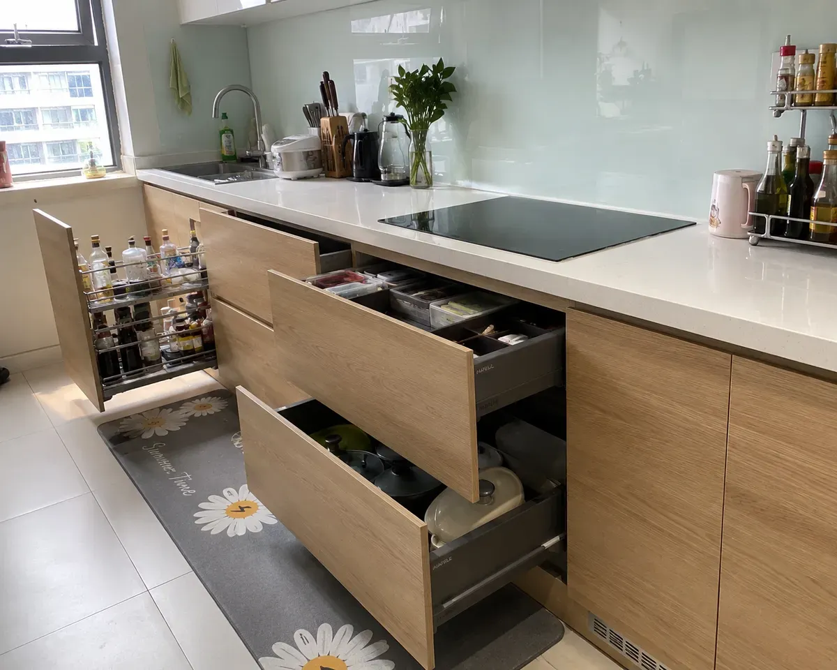 Tủ bếp dưới là khu vực bố trí chậu rửa, bếp nấu và các khoang lưu trữ chính.