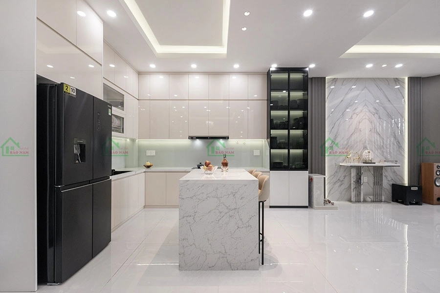 Không gian bếp cao cấp với mẫu tủ bếp Acrylic bóng gương TBA83
