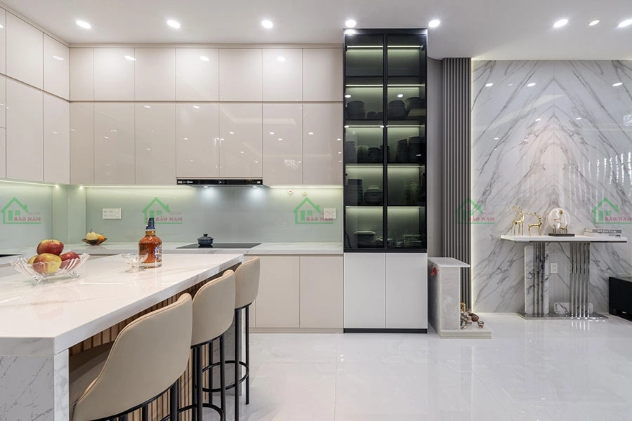 Tủ bếp gỗ công nghiệp Acrylic TBA83 thiết kế kịch trần tối ưu lưu trữ