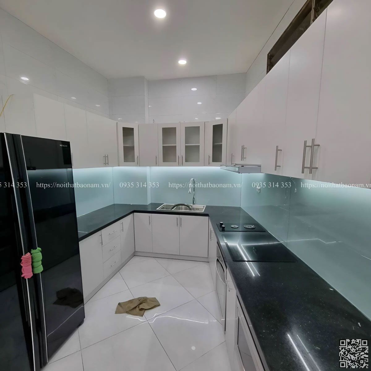 Thiết kế chữ U giúp tối ưu hóa không gian, tăng diện tích lưu trữ và nấu nướng.