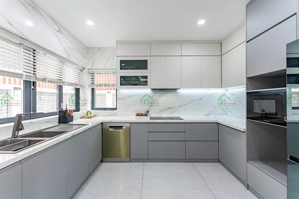 Thiết kế tủ bếp chữ U gỗ công nghiệp MDF sang trọng và nhiều không gian lưu trữ