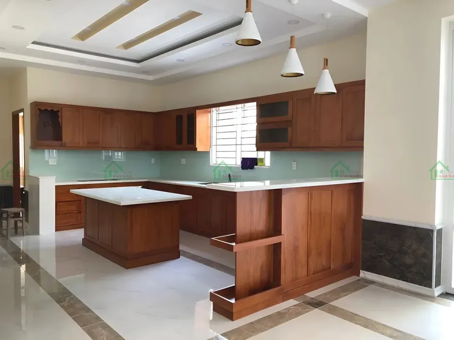 Tủ bếp gỗ gõ đỏ phù hợp với không gian biệt thự và nhà phố cao cấp.