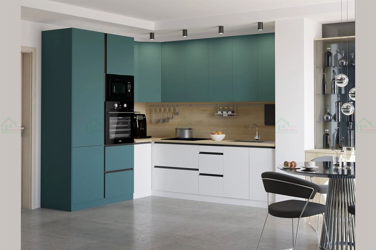 Bàn bếp ốp đá marble, kết hợp với gạch ốp tường màu xám, tạo sự sang trọng.