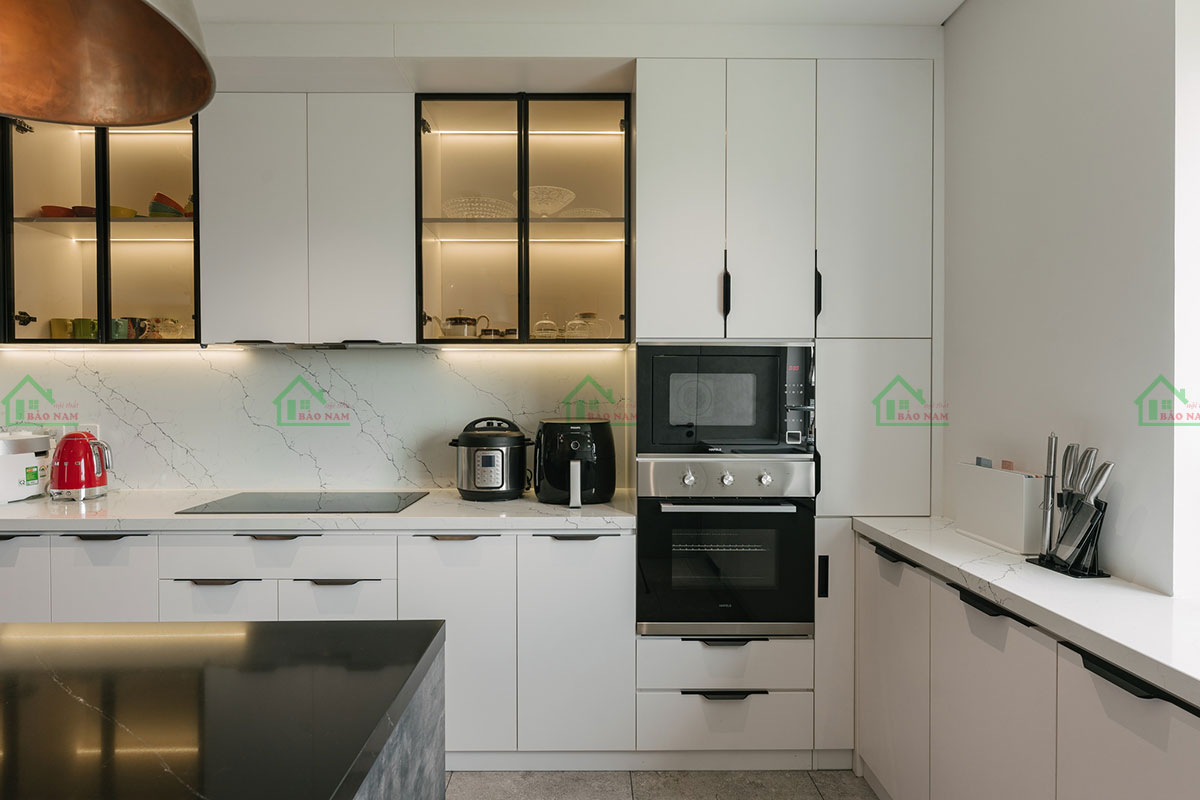 Tủ bếp gỗ công nghiệp MDF TB82 trang bị đầy đủ thiết bị nhà bếp