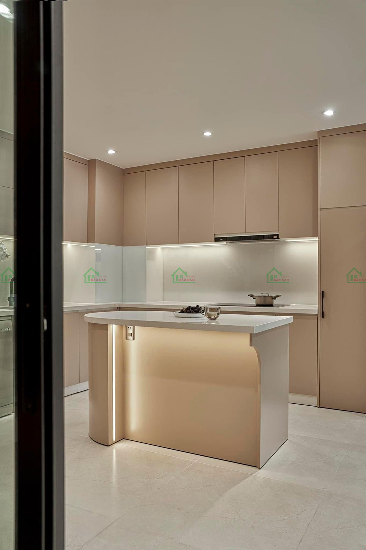 Tủ bếp gỗ MDF An Cường TB63 trong không gian bếp hiện đại.