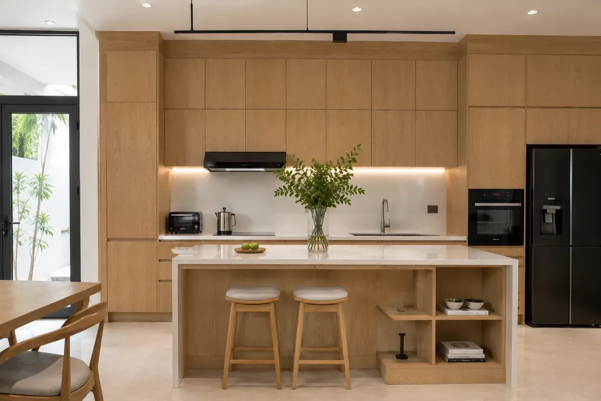 Tủ bếp gỗ sồi mang vẻ đẹp ấm cúng và bền bỉ.