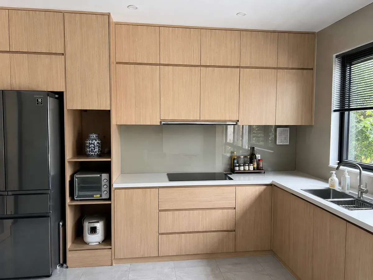 Laminate có khả năng chống trầy xước tốt và đa dạng màu sắc, vân gỗ.