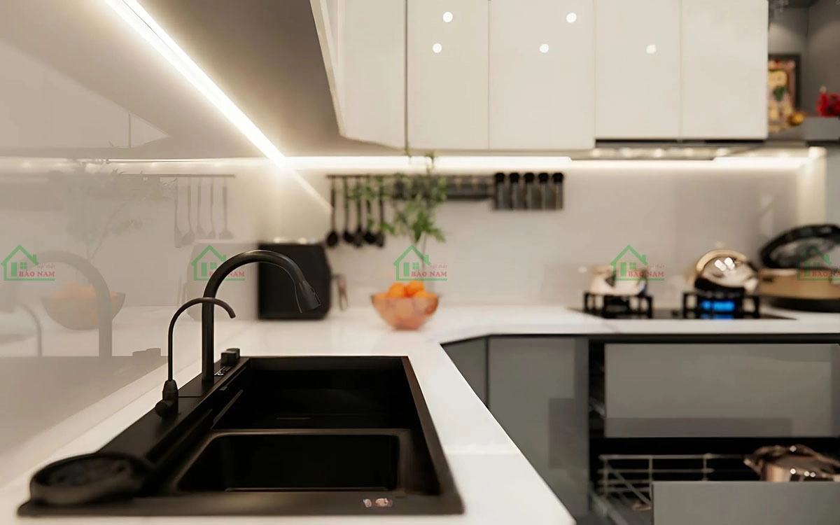 Hệ thống đèn LED âm tường và đèn treo trong tủ bếp MDF, tạo không gian ấm cúng.