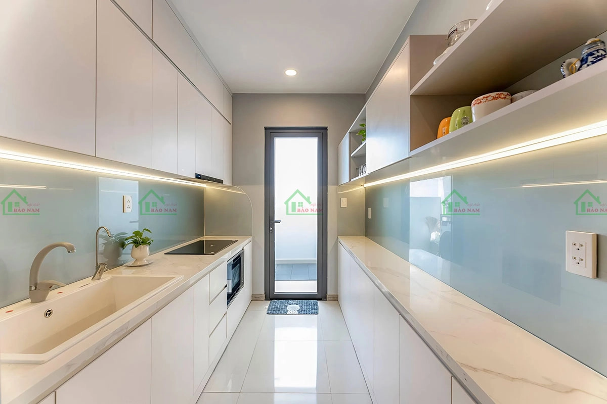 Tủ bếp MDF màu sáng giúp không gian nhỏ rộng rãi hơn.