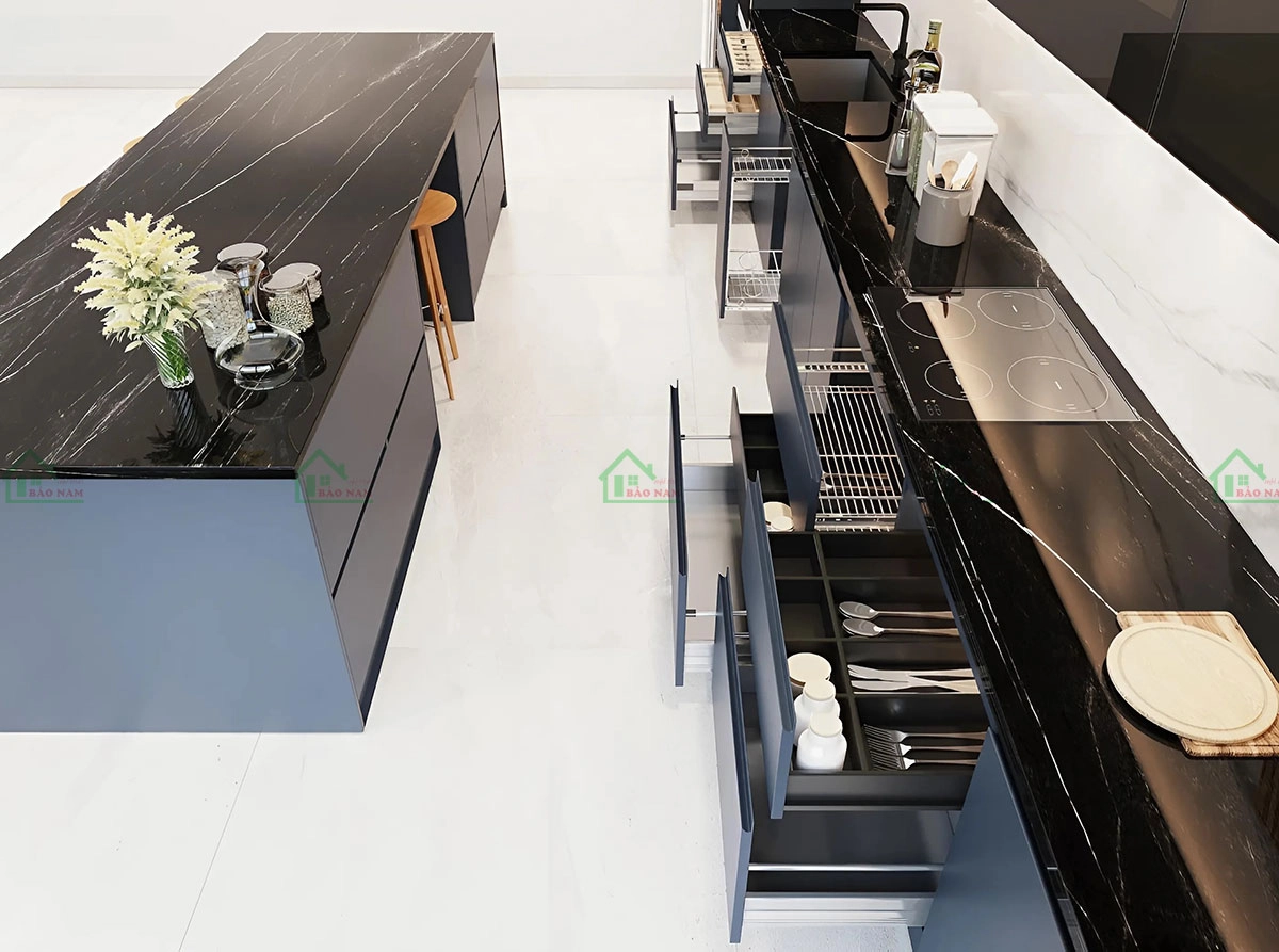 Thiết kế tủ bếp MDF với ngăn kéo thông minh giúp dễ dàng quản lý đồ dùng.