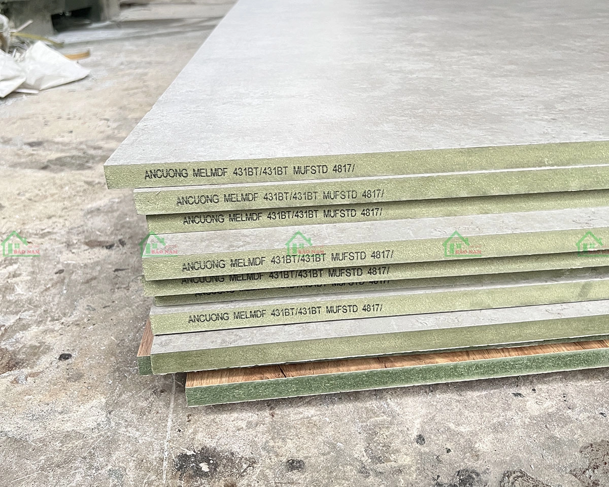 Chất liệu gỗ MDF chất lượng dùng cho tủ bếp, có khả năng chống thấm tốt, bền bỉ theo thời gian