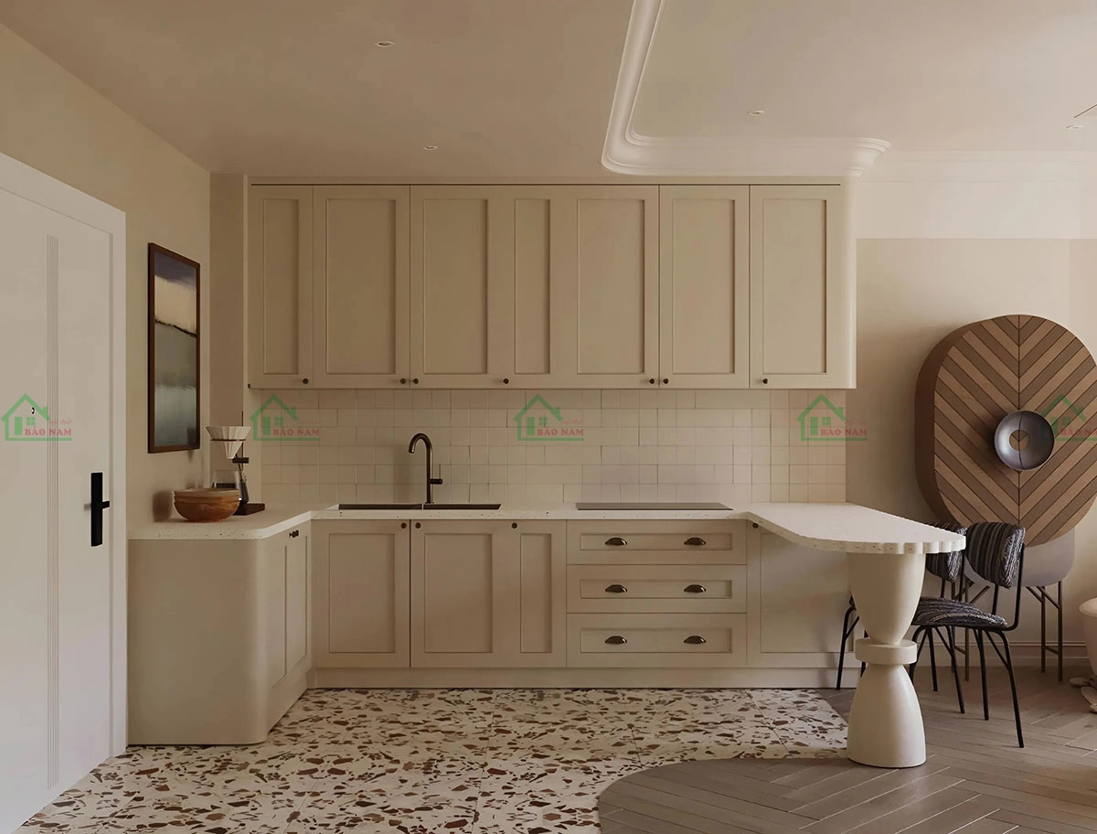 Tủ bếp MDF với tường gạch thô tạo không gian bếp gần gũi.