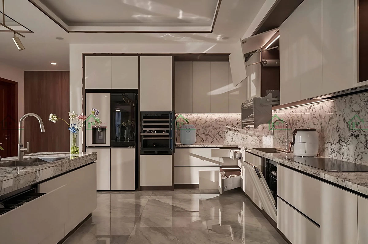 Mẫu tủ bếp MDF với các tính năng thông minh như ngăn kéo tự động và hệ thống đèn LED.
