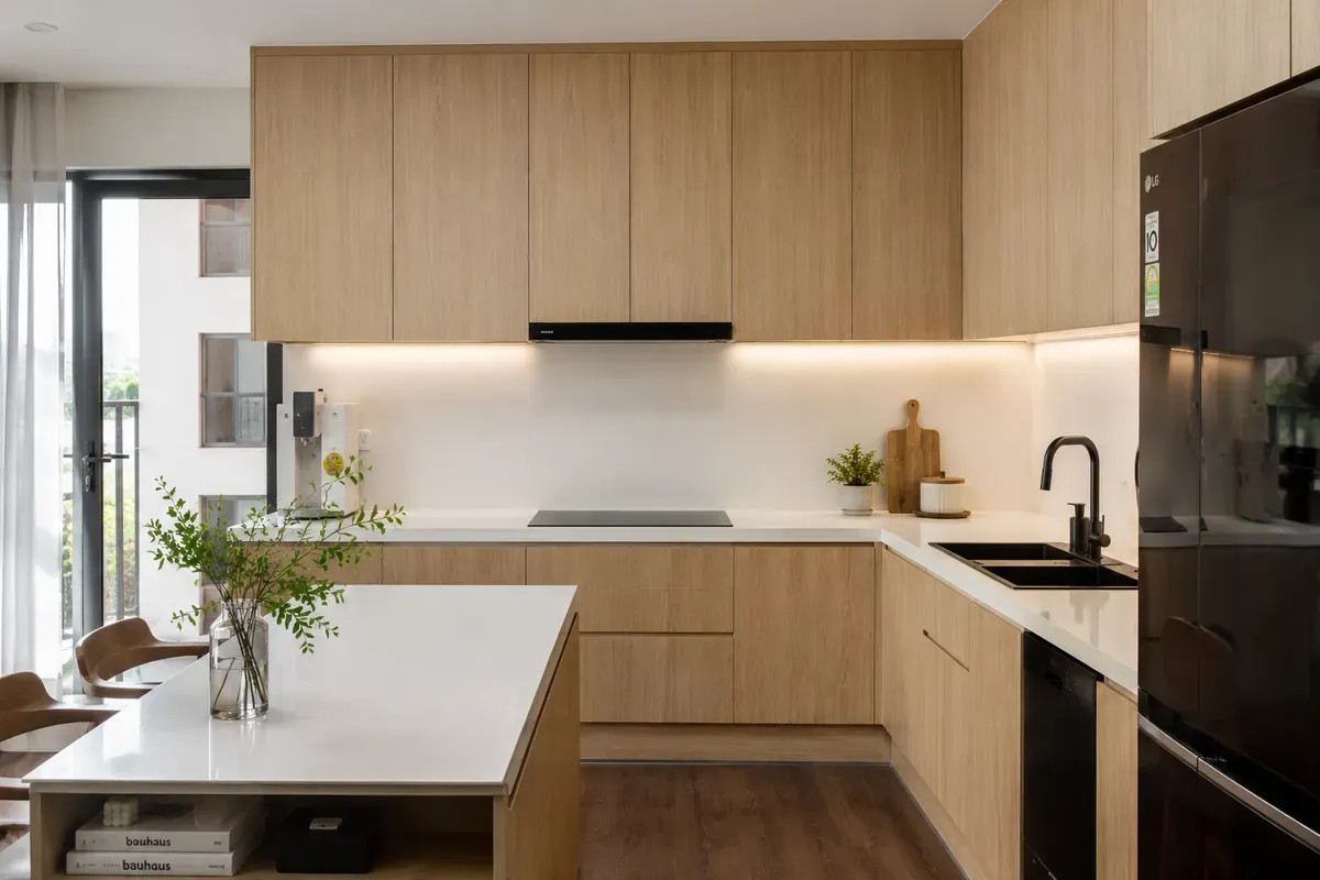 Tủ bếp MDF phủ Melamine có mức đầu tư hợp lý và phù hợp với nhiều gia đình.