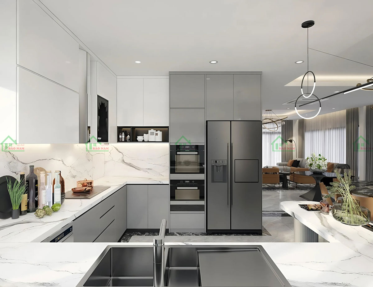 Sự kết hợp giữa màu trắng tinh tế của tủ bếp trên và màu xám lạnh hiện đại của tủ bếp dưới tạo nên vẻ đẹp hài hòa và sang trọng.