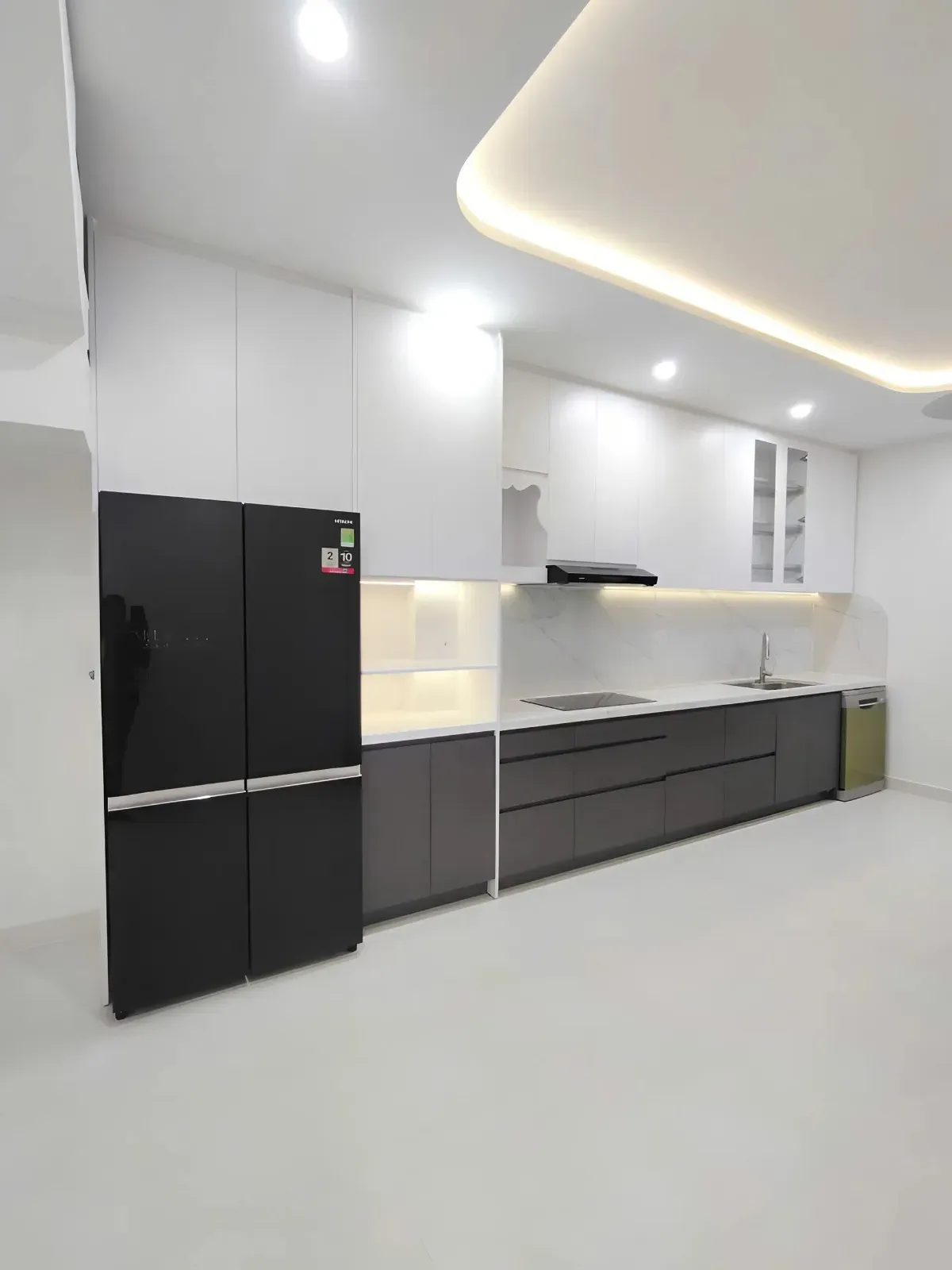 Hệ tủ bếp nhà phố được bố trí tối ưu công năng.