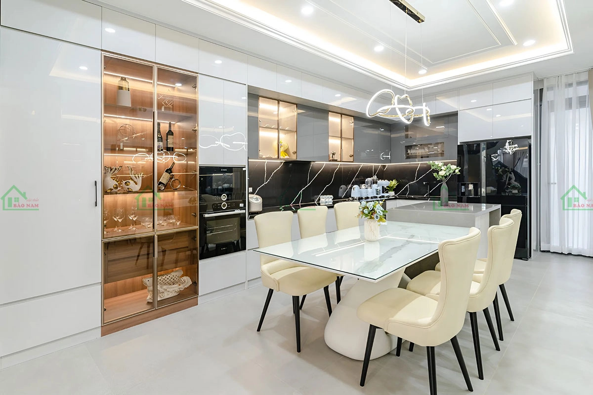 Tủ bếp gỗ MDF kết hợp kính cường lực tạo điểm nhấn nổi bật, tăng vẻ đẹp hiện đại và sang trọng.