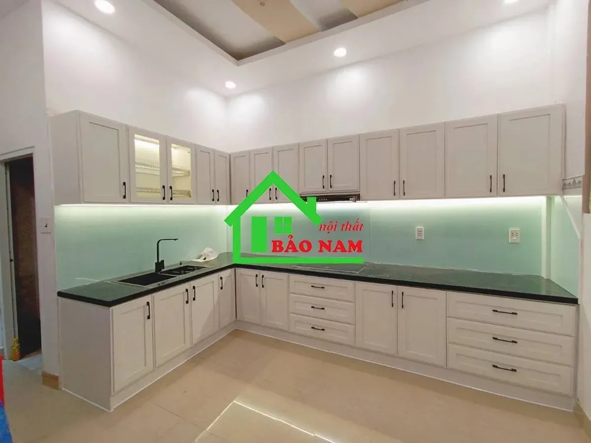 Tủ bếp hoàn thiện theo kích thước thực tế của công trình.