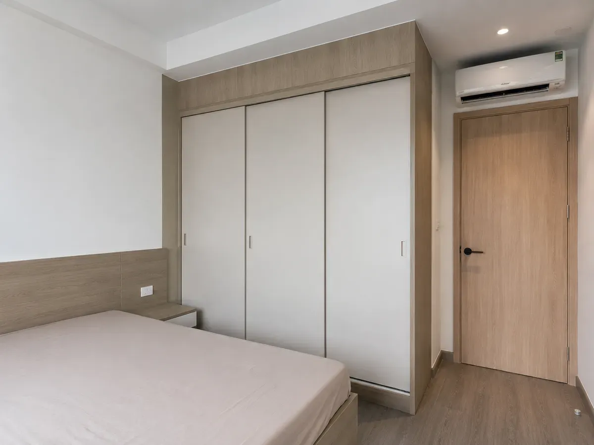 Tủ quần áo cánh lùa phù hợp với phòng ngủ căn hộ diện tích nhỏ.