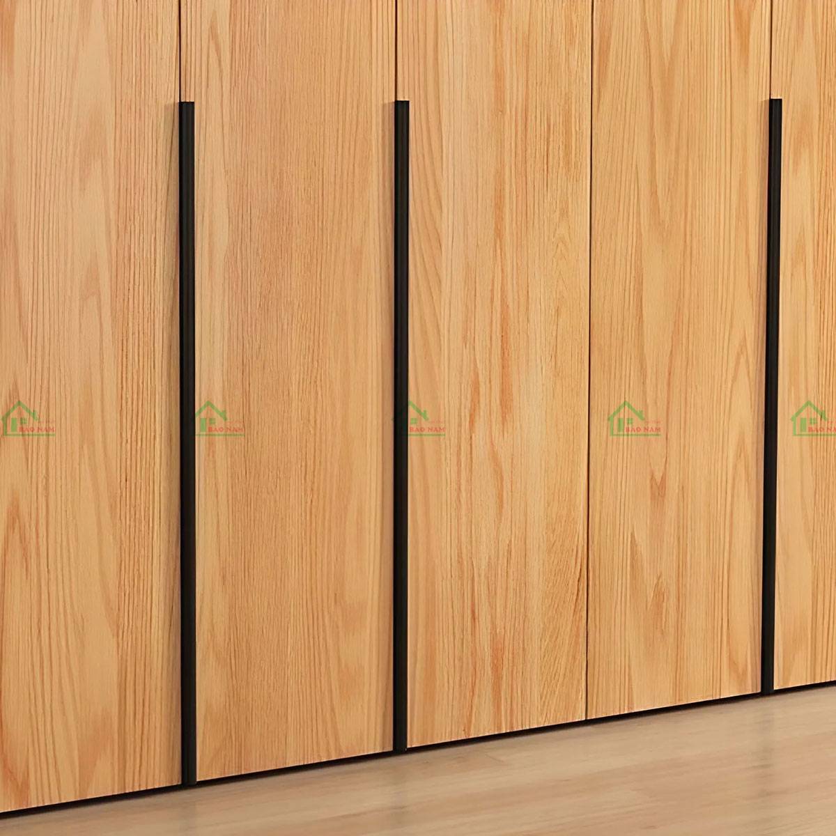 Tủ áo gỗ hiện đại TATN34 tay nắm dọc đen nổi bật trên nền gỗ tự nhiên