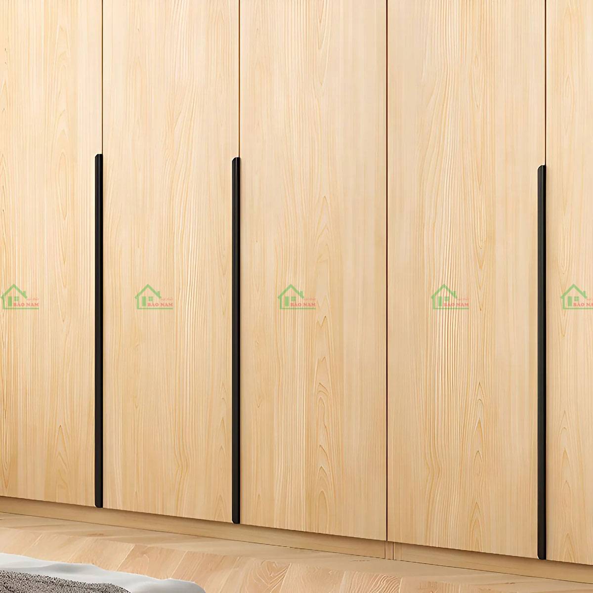 Tủ áo gỗ hiện đại TATN30 tay nắm dài màu đen nổi bật trên nền gỗ sáng