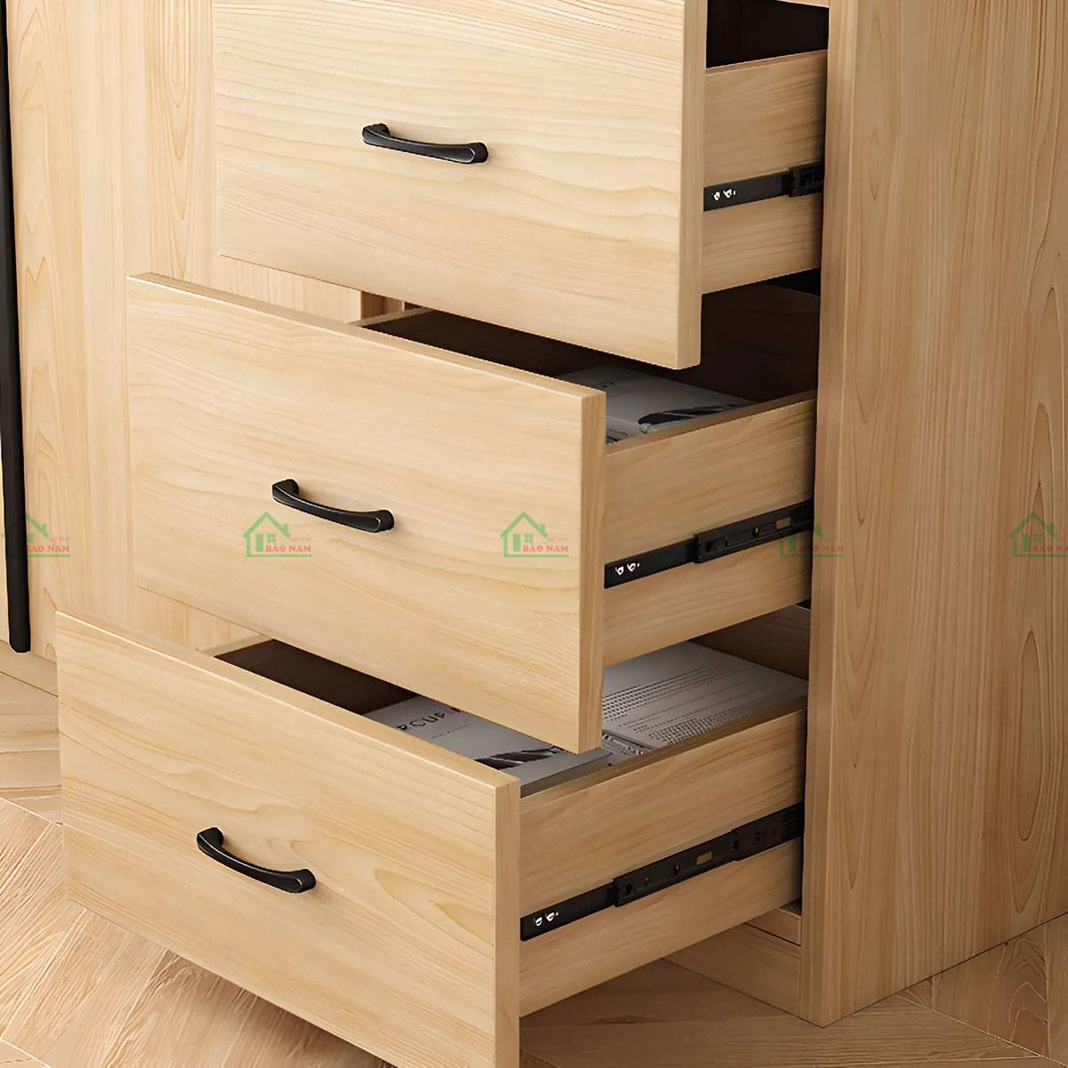 Bên trong tủ quần áo TATN30 với nhiều ngăn lưu trữ tiện lợi.