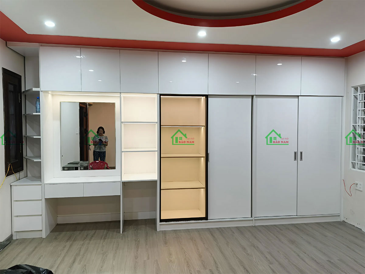 Cánh tủ được thiết kế dạng lùa âm, giúp tối ưu hóa không gian và mang lại sự gọn gàng, sạch sẽ.