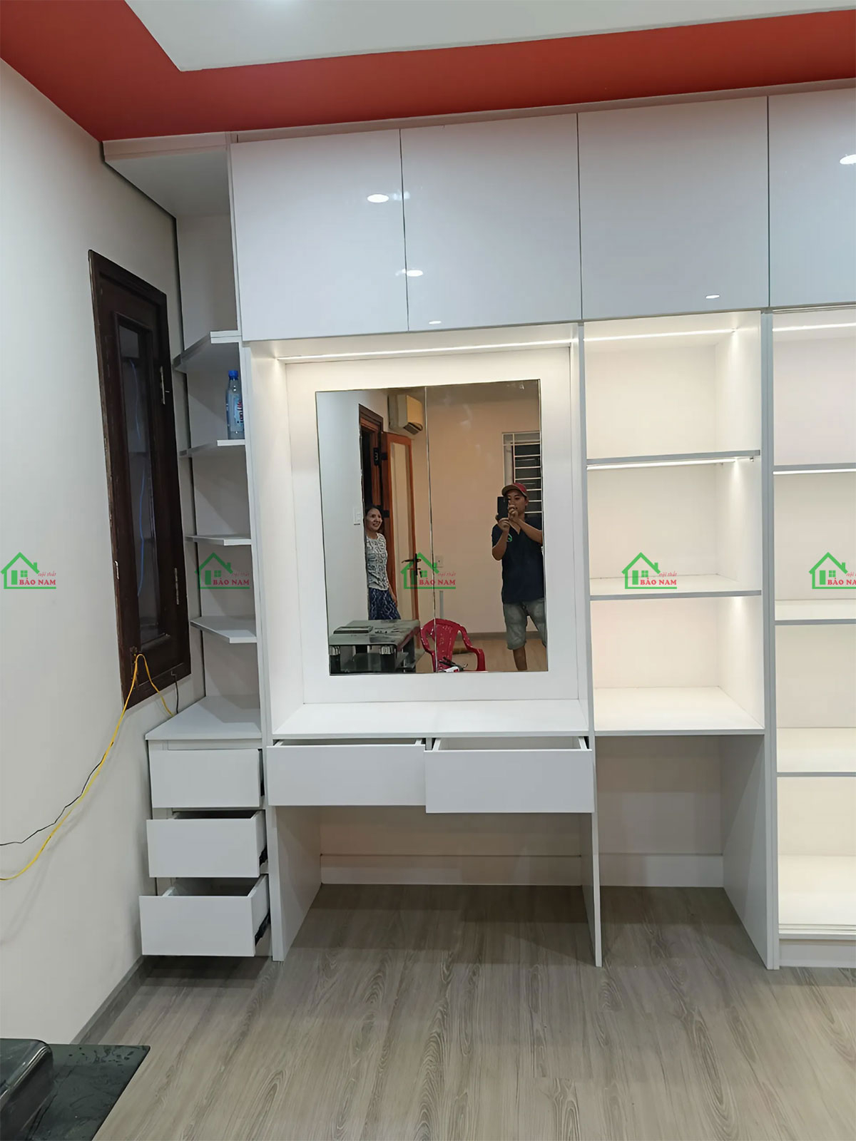 Bên cạnh không gian lưu trữ quần áo, tủ còn được tích hợp bàn trang điểm tiện lợi.