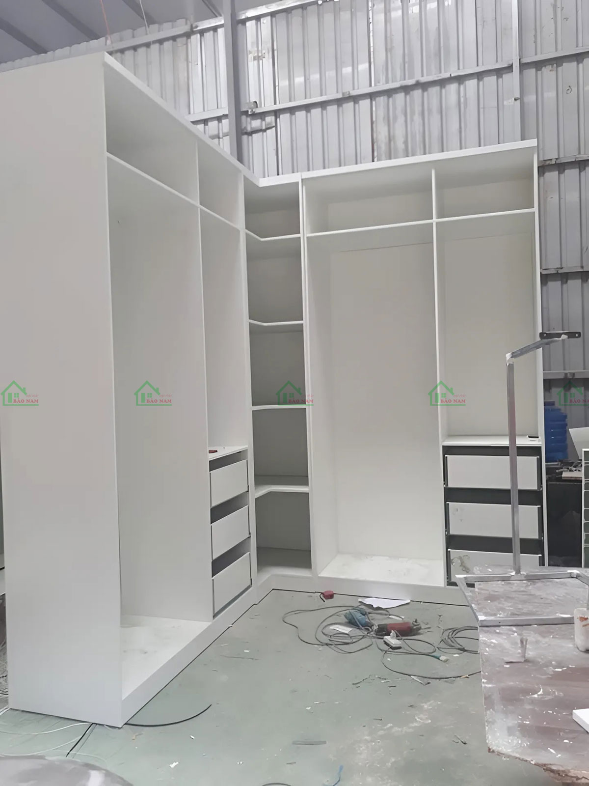 Thi công lắp đặt thực tế tủ quần áo acrylic TAR41: Đội ngũ kỹ thuật viên chuyên nghiệp đảm bảo chất lượng.