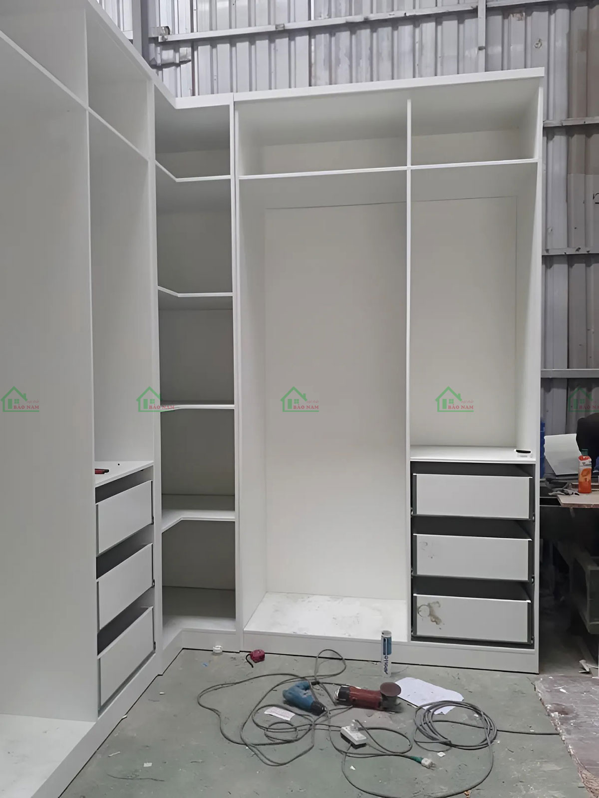 Ảnh cận cảnh quá trình lắp ráp tủ quần áo TAR41: Độ chính xác và tỉ mỉ trong từng chi tiết.