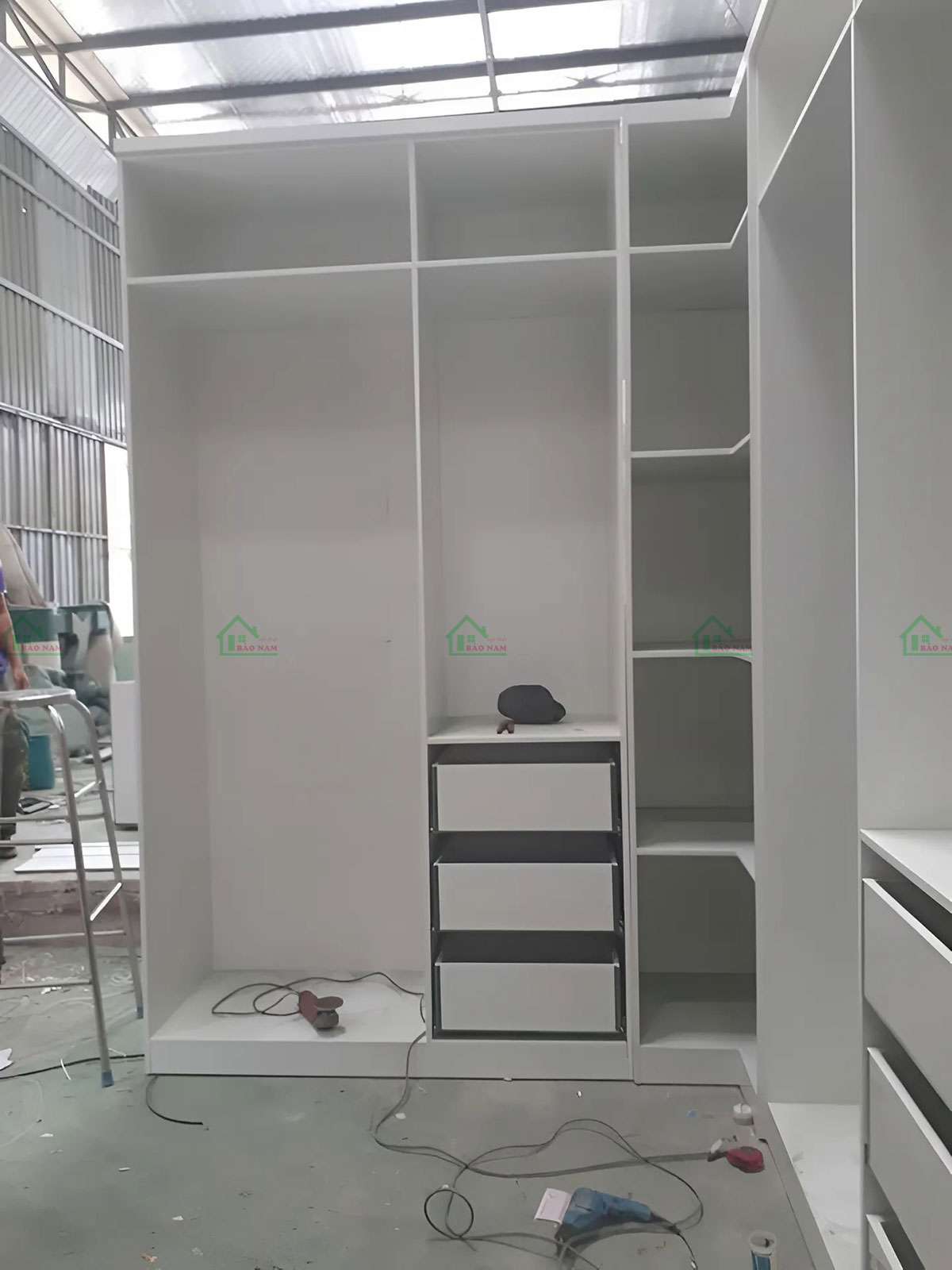 Quá trình thi công nhanh chóng và chuyên nghiệp tủ quần áo TAR41: Đảm bảo tiến độ đúng kế hoạch.