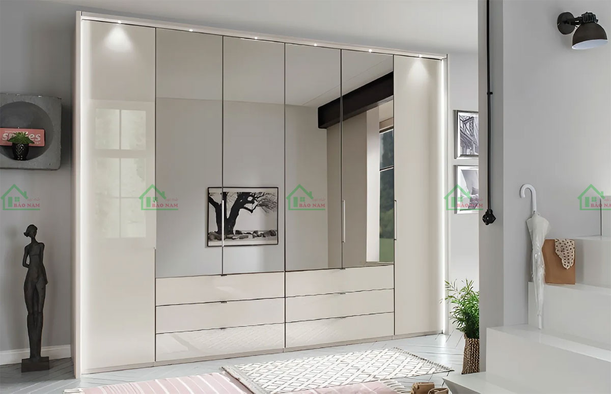 Kết hợp kính thủy soi giúp tăng cường ánh sáng tự nhiên vào không gian, tạo cảm giác rộng rãi và thoáng đãng.