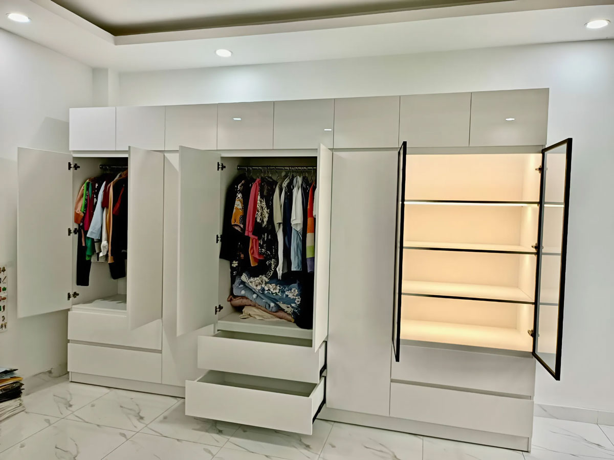 Nhiều ngăn kéo và ngăn để đồ bên trong, giúp tổ chức quần áo và phụ kiện một cách gọn gàng.