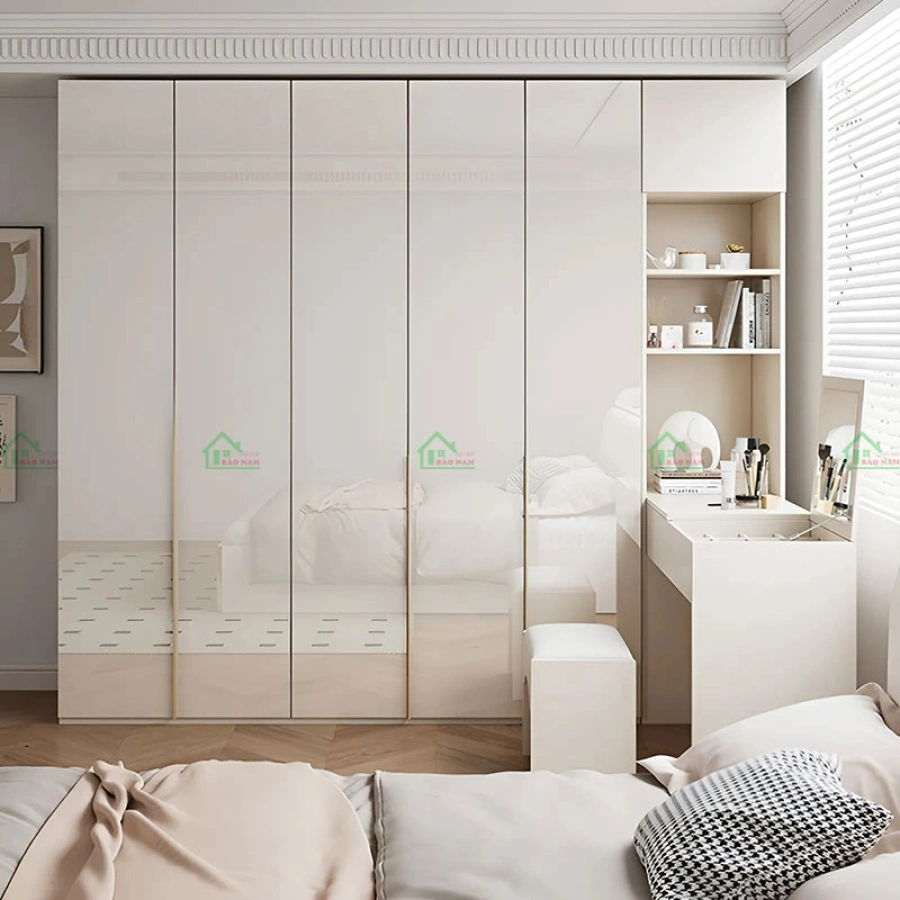 Tủ Acrylic bóng gương màu kem liền khối, tối ưu không gian phòng ngủ.