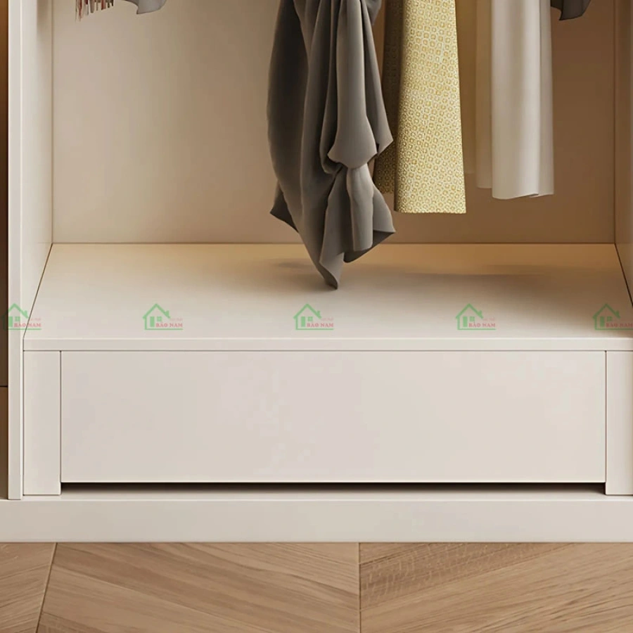 Khoang treo áo và ngăn chứa được bố trí khoa học trong tủ quần áo TAR42