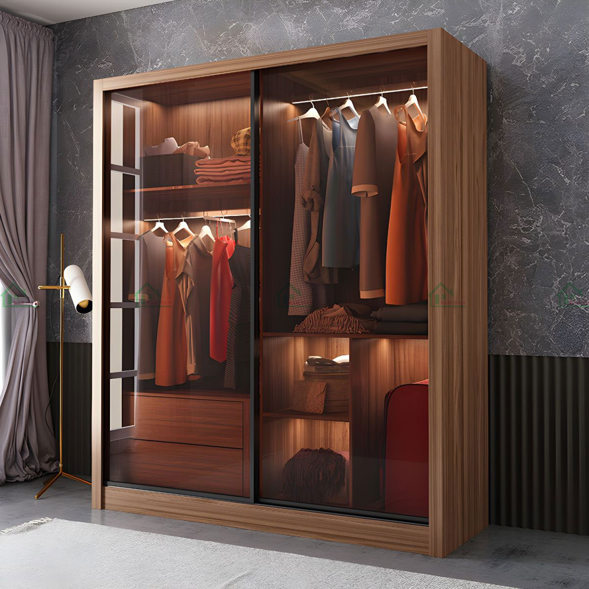 Cánh tủ kính cường lực màu trà đậm tạo vẻ ngoài sang trọng và hiện đại, kết hợp cùng khung nhôm màu đen lùa.