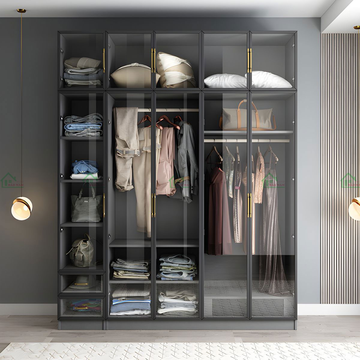Tủ quần áo được thiết kế với cánh kính mở, đem lại không gian rộng rãi và thoáng đãng.