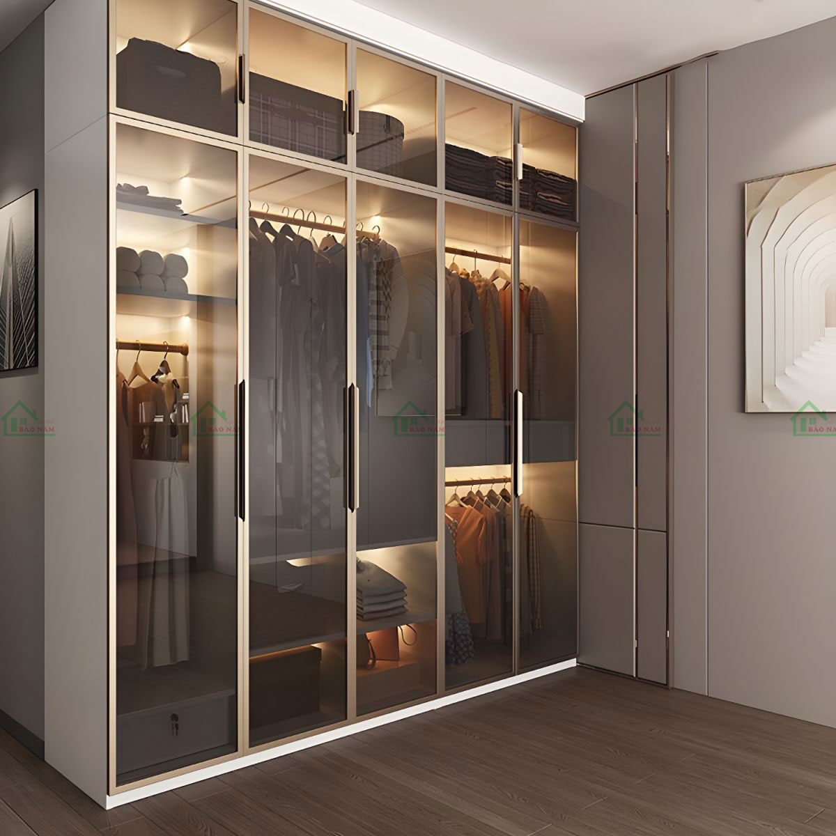 Cánh tủ bằng kính màu trà đậm, kết hợp khung nhôm vàng bóng cao cấp, mang đến vẻ ngoài sang trọng và tinh tế.