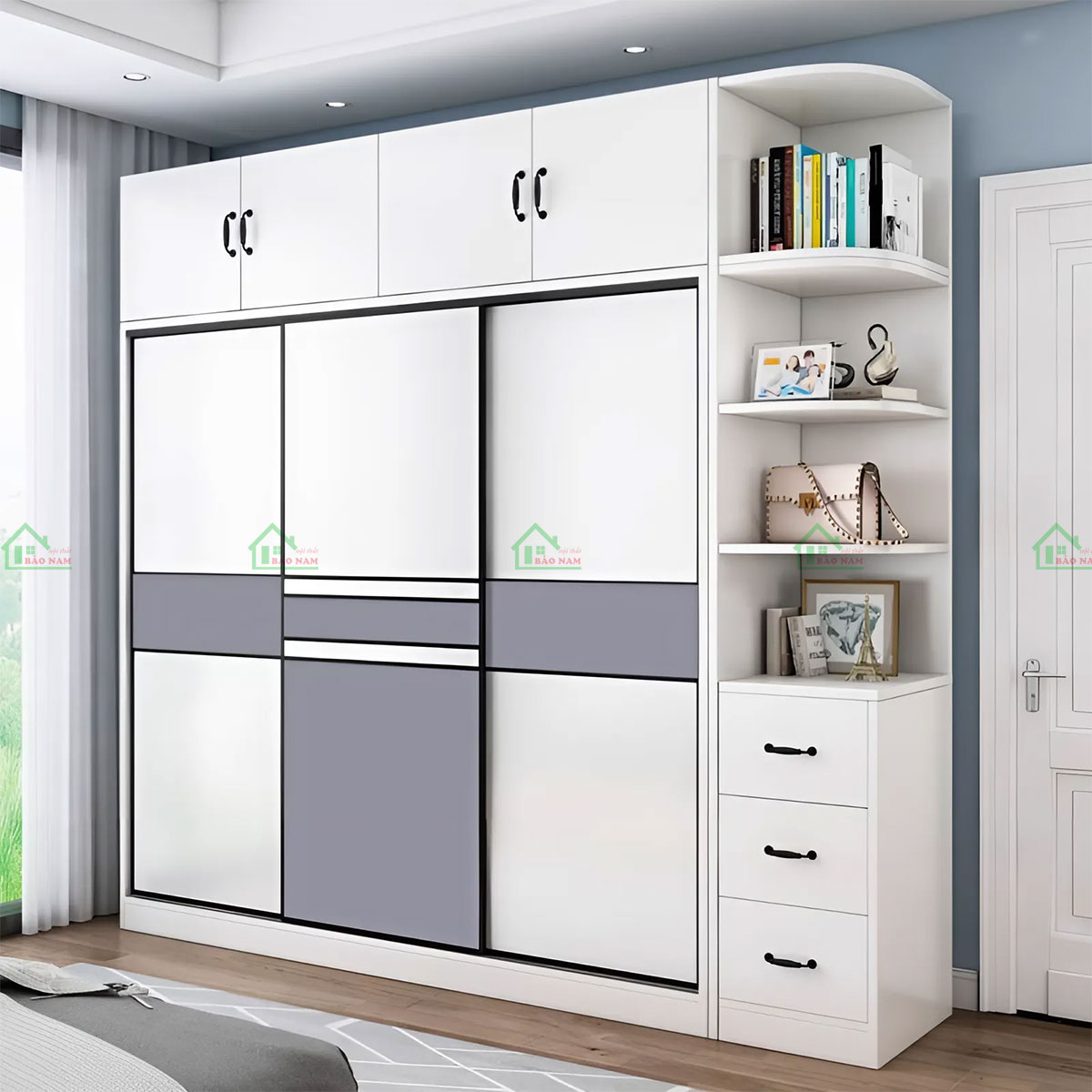 Sự kết hợp giữa tủ quần áo cửa lùa và các kệ mở tạo nên một giải pháp lưu trữ và trang trí hoàn hảo cho phòng ngủ.