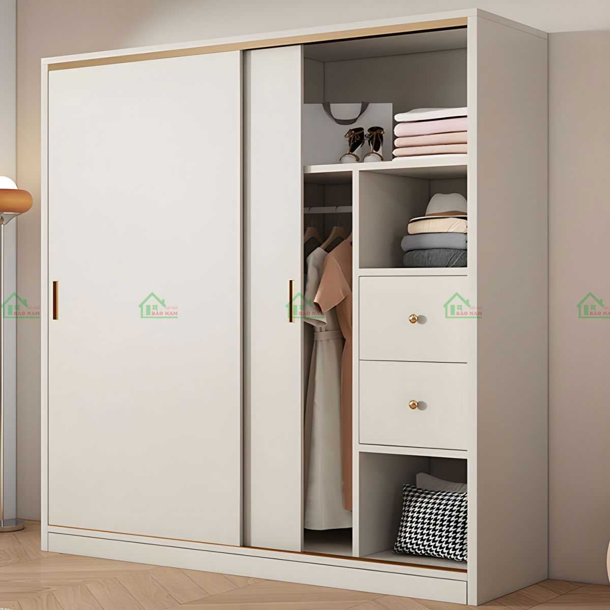 Kết hợp các ngăn kéo, kệ mở và không gian treo quần áo để sắp xếp đồ đạc gọn gàng.
