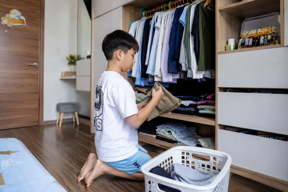 Tủ quần áo phù hợp giúp trẻ hình thành thói quen ngăn nắp và tự lập.