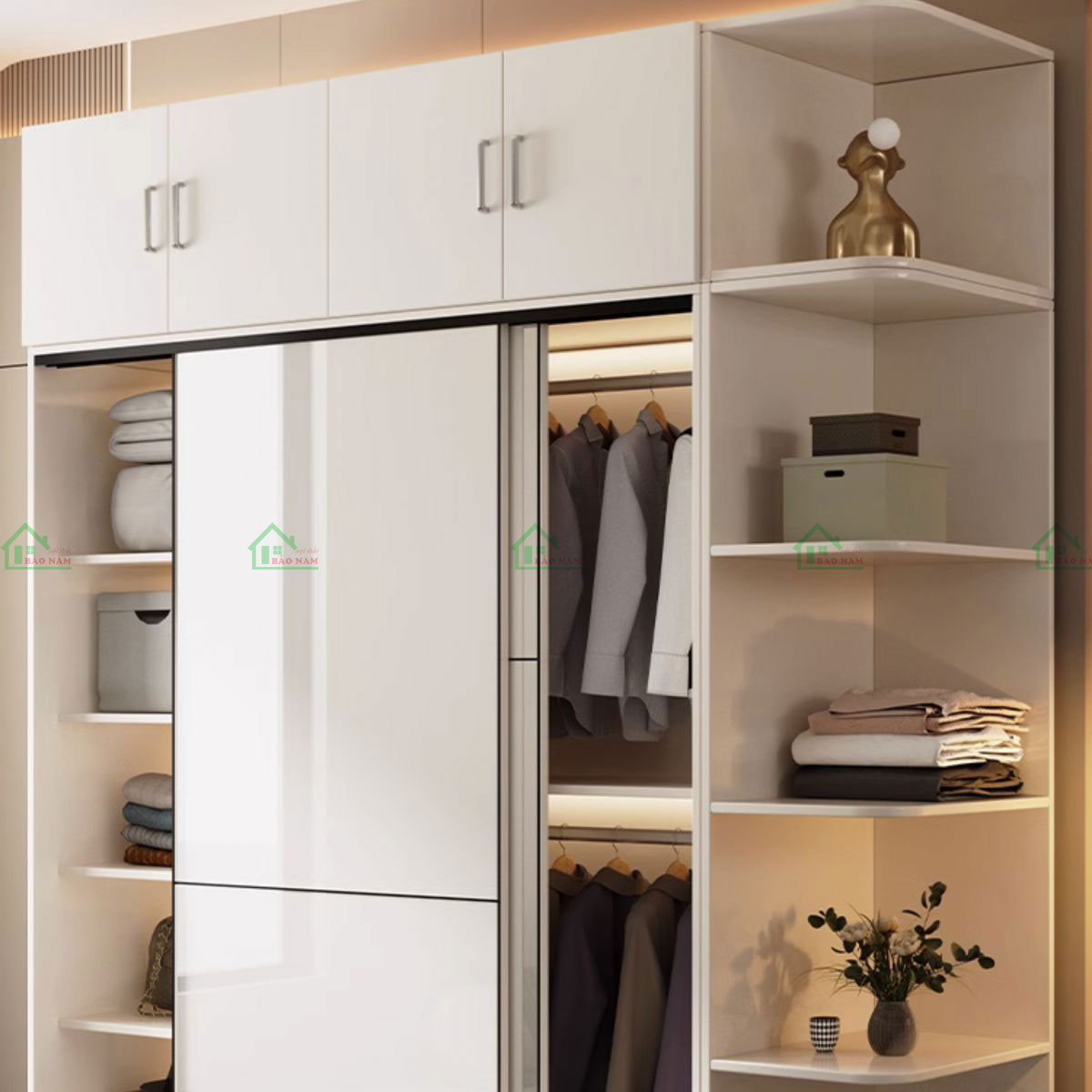 Kết hợp kệ bo góc tròn mềm mại, tinh tế ở bên cạnh tủ là nơi trưng bày các vật dụng trang trí, tạo điểm nhấn cho không gian.