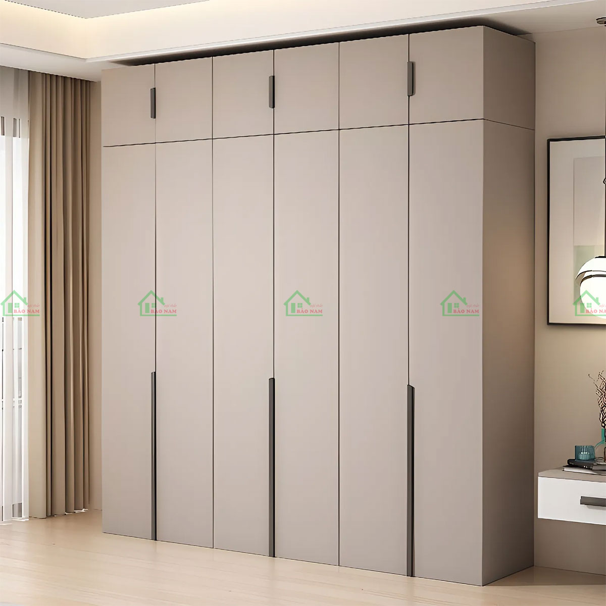 Sự kết hợp giữa cánh kính sọc và khung nhôm đen tạo nên điểm nhấn ấn tượng, mang lại vẻ sang trọng và hiện đại cho tủ.