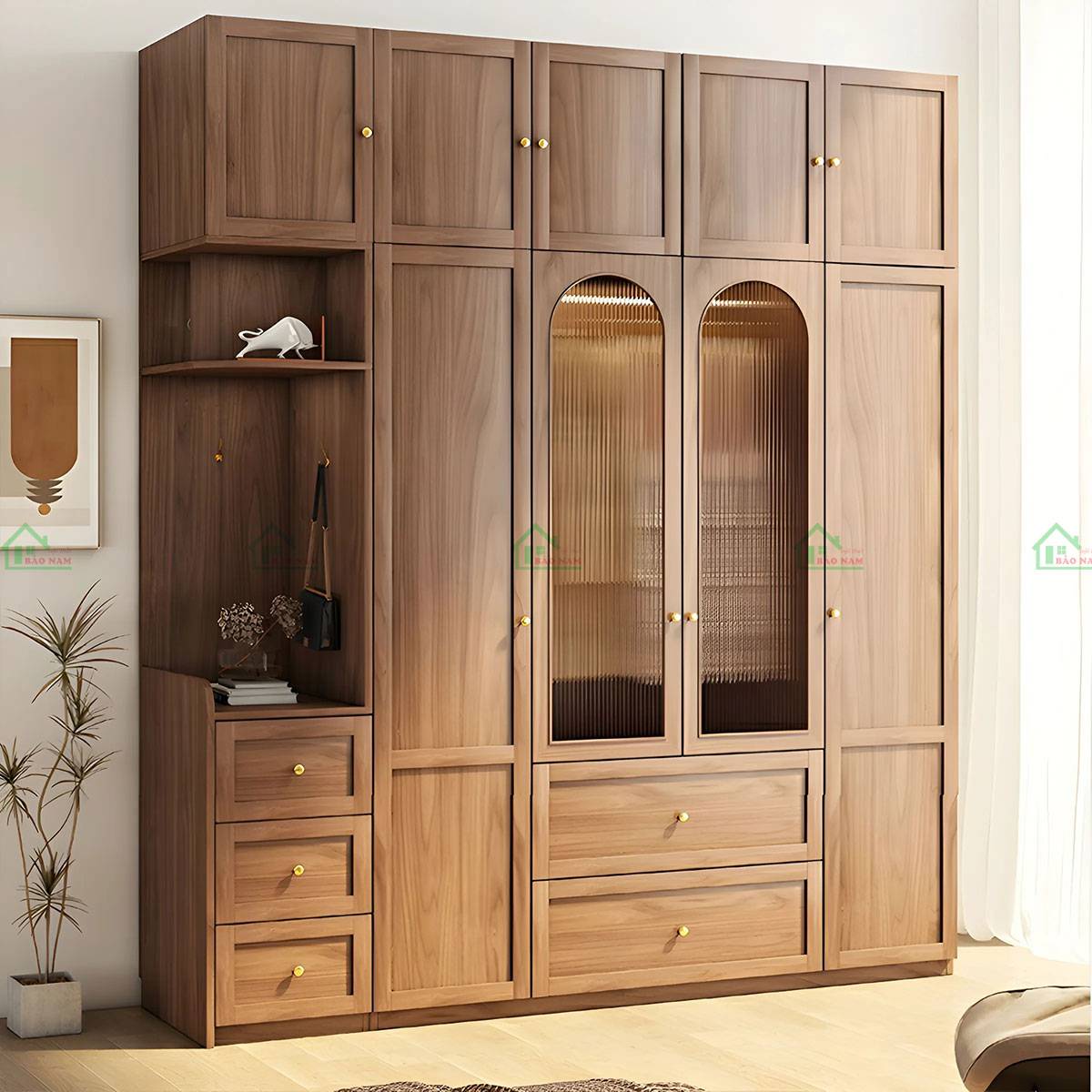 Màu nâu gỗ tự nhiên ấm áp, sang trọng, kết hợp tay nắm vàng đồng tinh tế