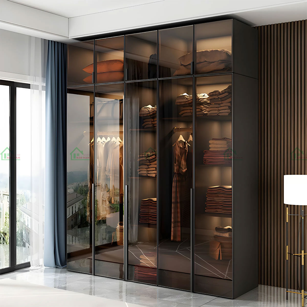 Cánh kính được thiết kế hoàn thiện với khung nhôm đen kết hợp kính cường lực trong suốt màu trà đậm, mang lại vẻ ngoài sang trọng và hiện đại.