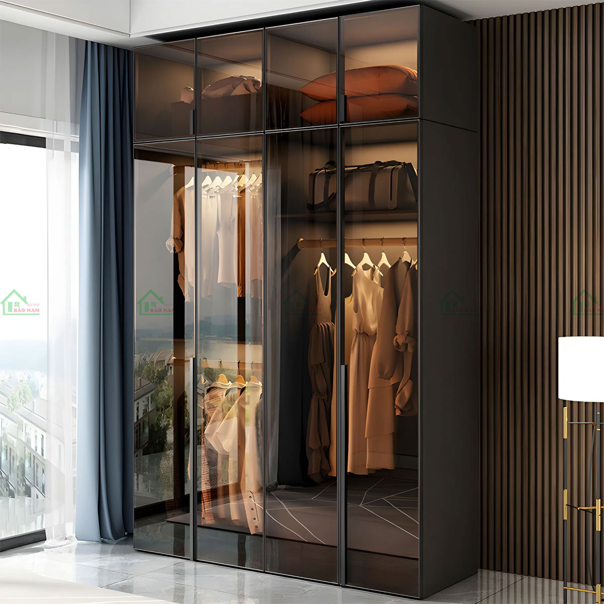 Tủ được thiết kế riêng theo yêu cầu, có thể tùy chỉnh kích thước, bố trí ngăn kệ kết hợp ngăn kéo, giá treo,..các phụ kiện lưu trữ khác giúp tối ưu và phù hợp với không gian.