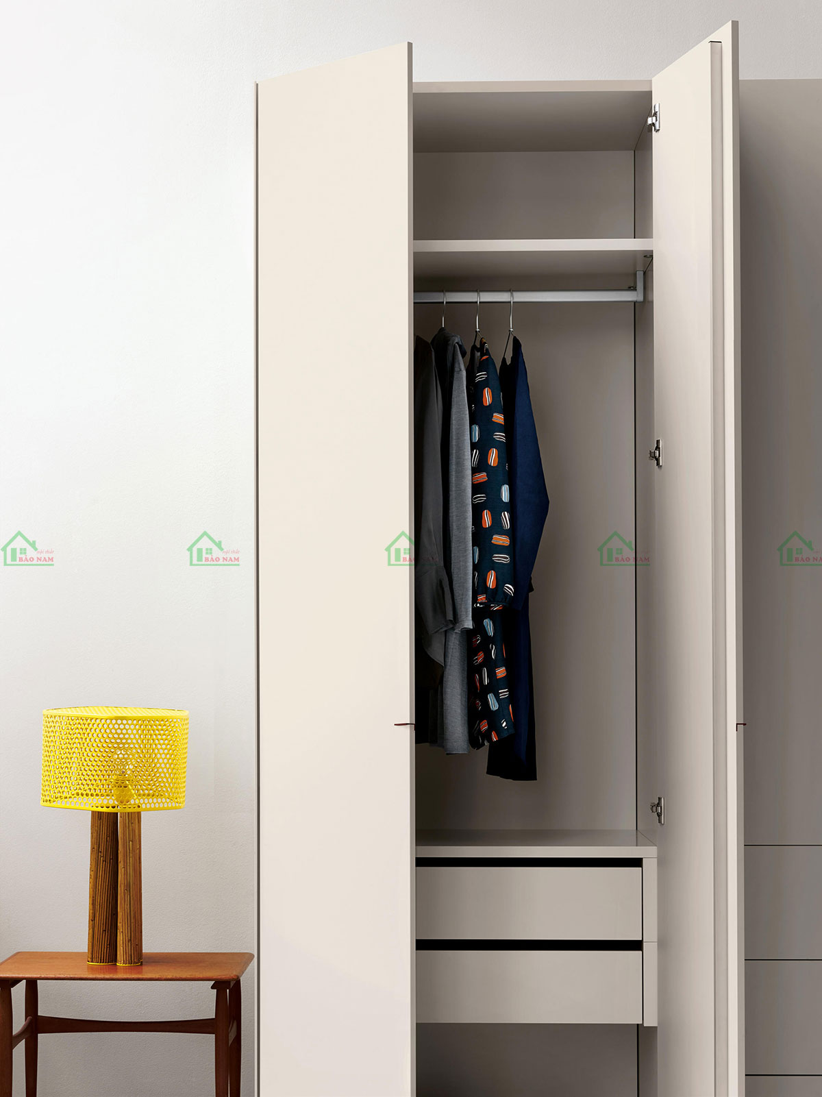 Các cánh tủ được thiết kế mở rộng, giúp dễ dàng tiếp cận và lấy đồ trong tủ.