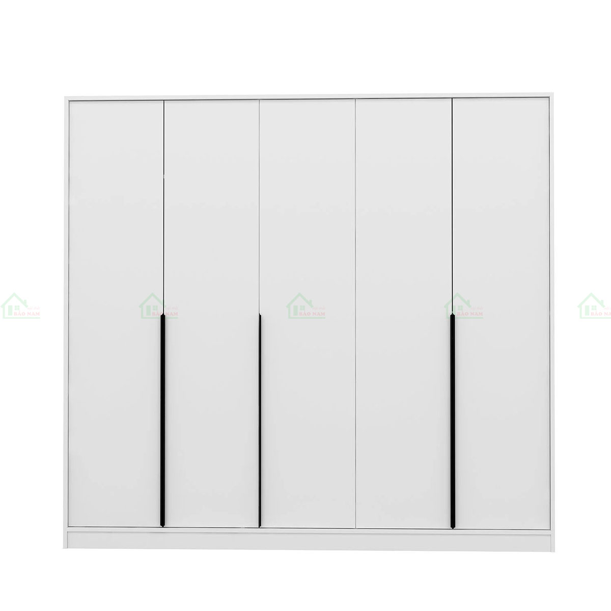Những tay nắm dài màu đen nổi bật tạo điểm nhấn ấn tượng và dễ dàng mở/đóng tủ.