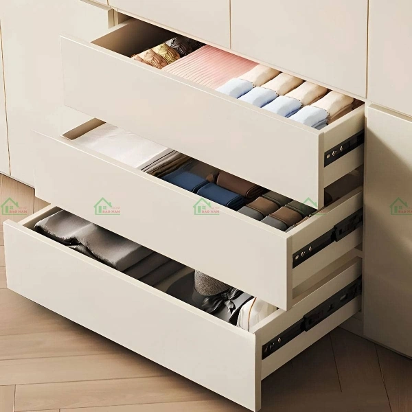 Tủ quần áo gỗ MDF lõi xanh An Cường TA81 với ngăn kéo mở, chứa quần áo gấp gọn, thiết kế hiện đại màu trắng.