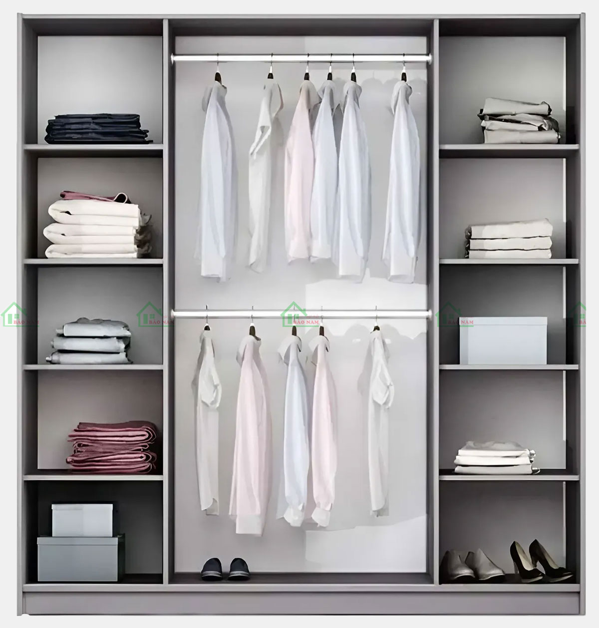 Tủ áo được thiết kế với nhiều ngăn chứa, kệ, thanh treo, giúp bạn phân loại và sắp xếp quần áo một cách khoa học.